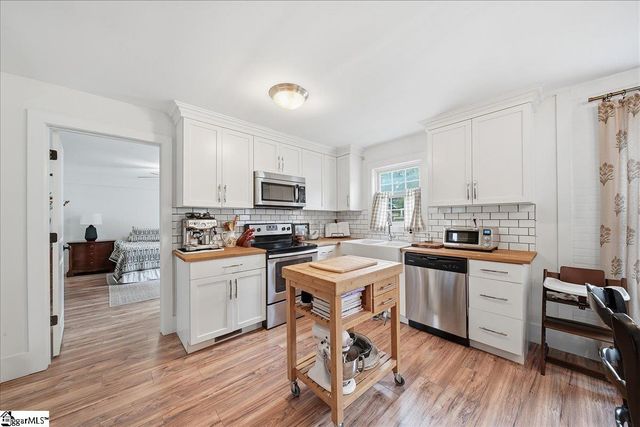 902 E Lee Road, Taylors, SC 29687