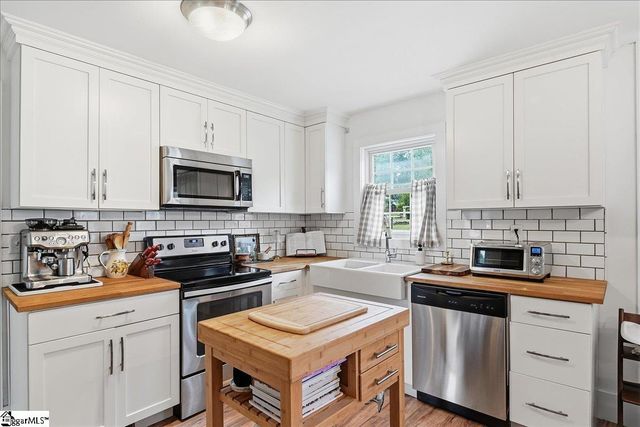 902 E Lee Road, Taylors, SC 29687