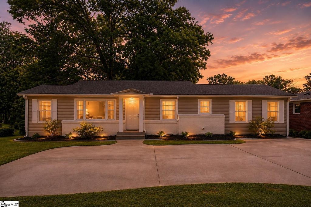 902 E Lee Road, Taylors, SC 29687