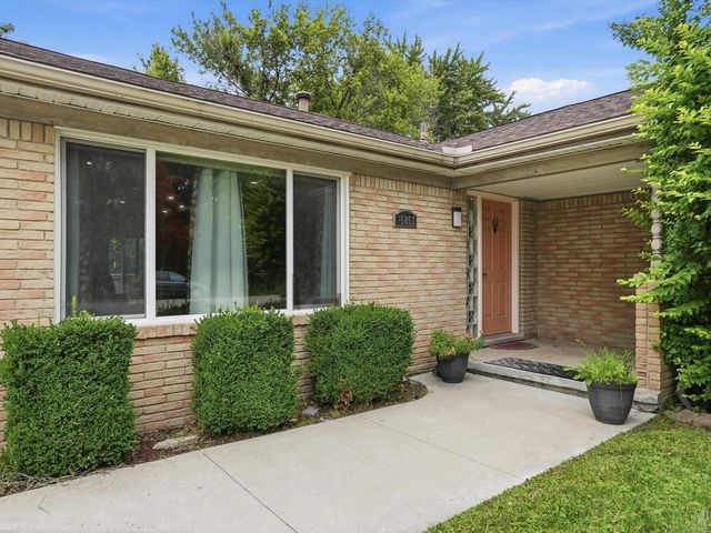 15861 Coral Avenue, Clinton Township, MI 48035