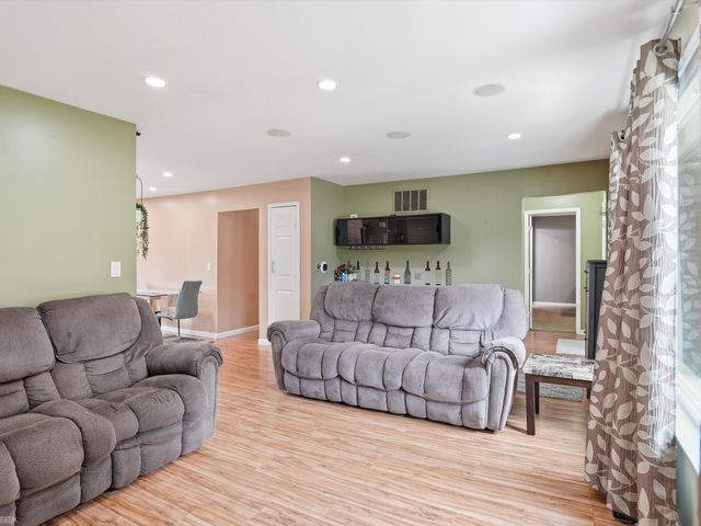 15861 Coral Avenue, Clinton Township, MI 48035