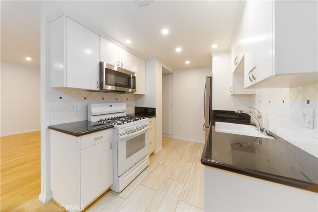 10926 Bluffside Dr. 32, Studio City, CA 91604