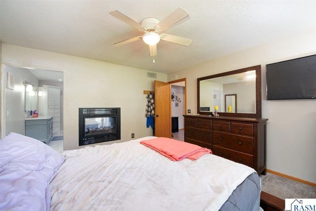 1002 Oak Terrace Drive, North Mankato, MN 56003