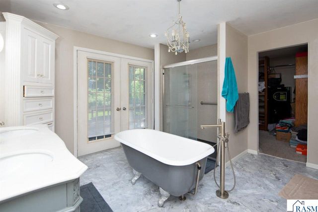 1002 Oak Terrace Drive, North Mankato, MN 56003