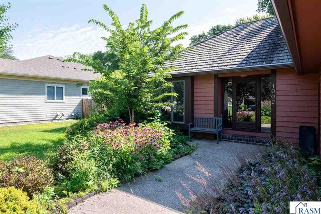 1002 Oak Terrace Drive, North Mankato, MN 56003
