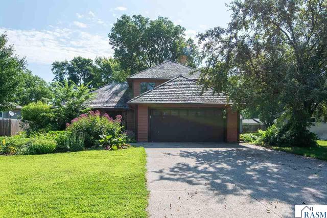 1002 Oak Terrace Drive, North Mankato, MN 56003