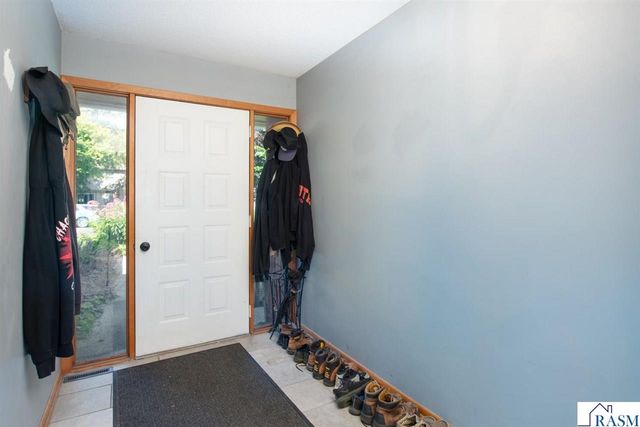 1002 Oak Terrace Drive, North Mankato, MN 56003