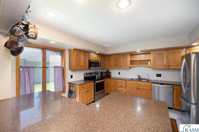 1002 Oak Terrace Drive, North Mankato, MN 56003