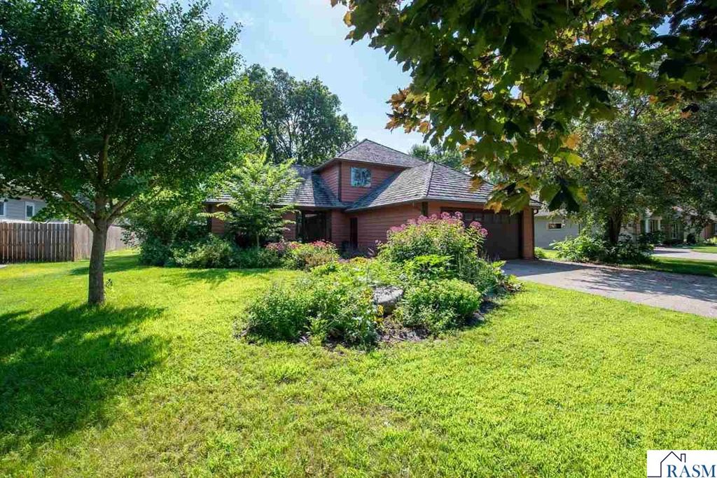 1002 Oak Terrace Drive, North Mankato, MN 56003