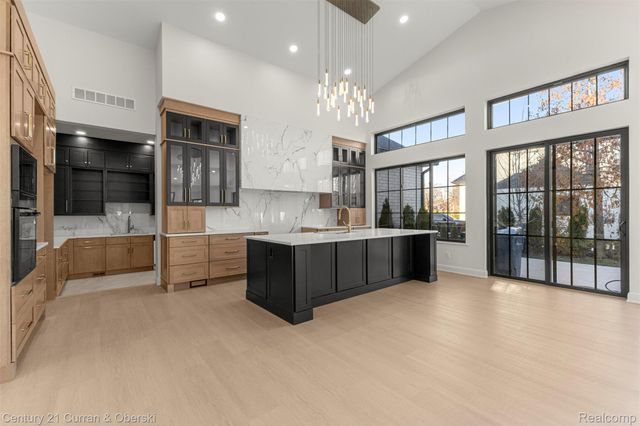 2211 Golfview Drive, Dearborn, MI 48128