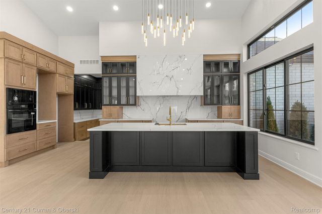 2211 Golfview Drive, Dearborn, MI 48128