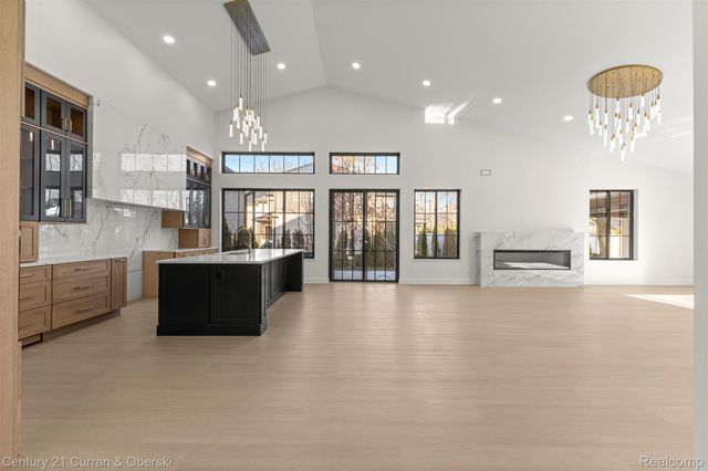 2211 Golfview Drive, Dearborn, MI 48128