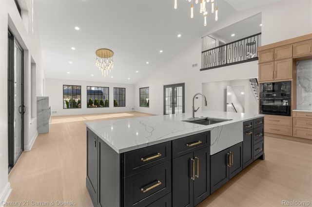 2211 Golfview Drive, Dearborn, MI 48128