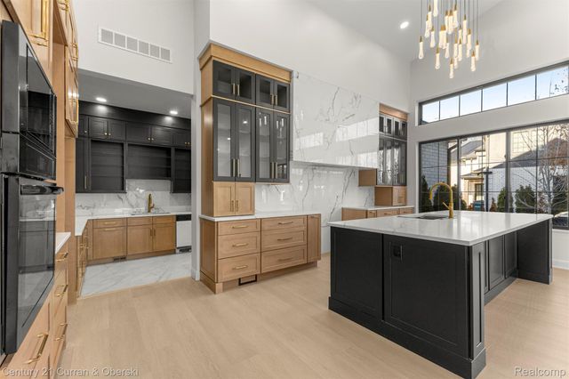 2211 Golfview Drive, Dearborn, MI 48128