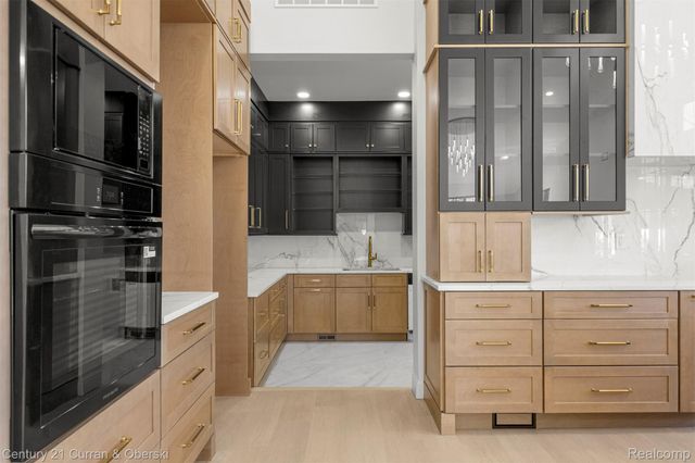 2211 Golfview Drive, Dearborn, MI 48128