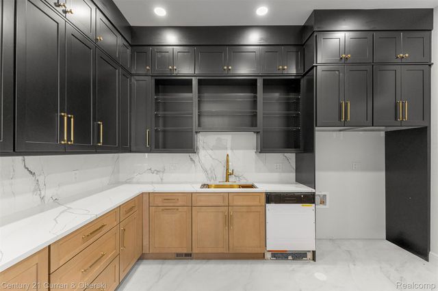 2211 Golfview Drive, Dearborn, MI 48128