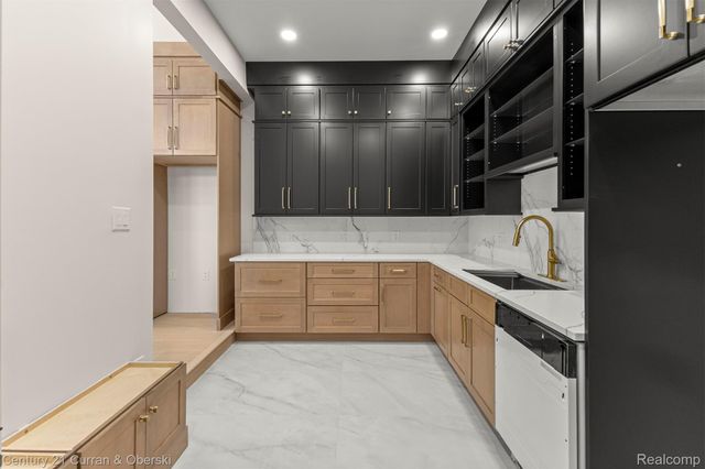 2211 Golfview Drive, Dearborn, MI 48128