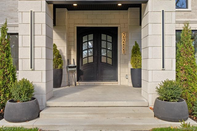 2211 Golfview Drive, Dearborn, MI 48128