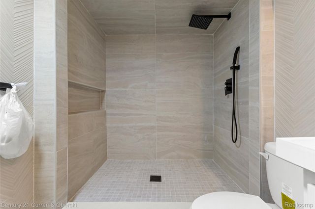 2211 Golfview Drive, Dearborn, MI 48128