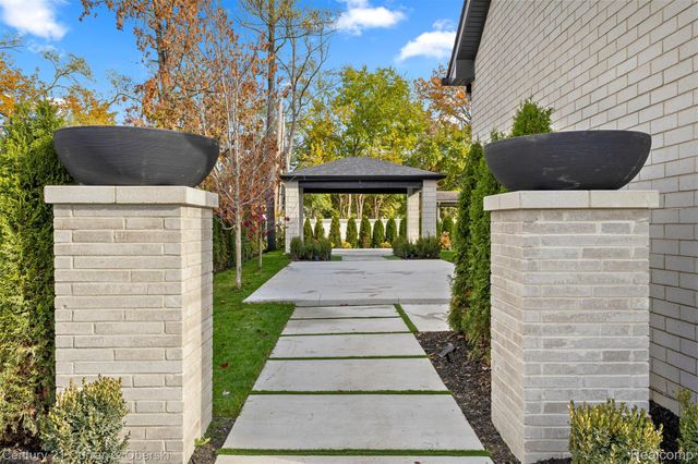 2211 Golfview Drive, Dearborn, MI 48128