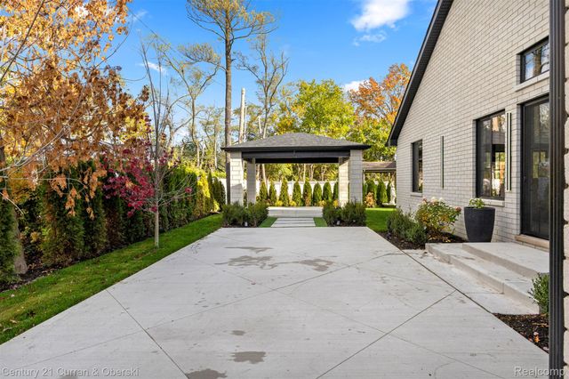 2211 Golfview Drive, Dearborn, MI 48128