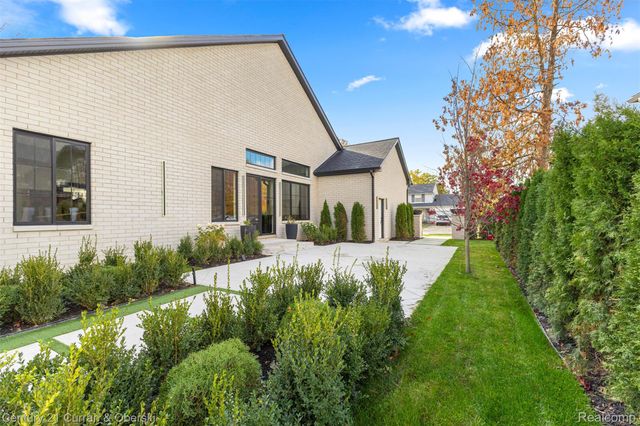 2211 Golfview Drive, Dearborn, MI 48128