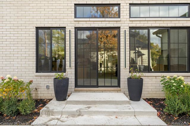 2211 Golfview Drive, Dearborn, MI 48128