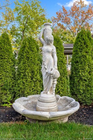 2211 Golfview Drive, Dearborn, MI 48128