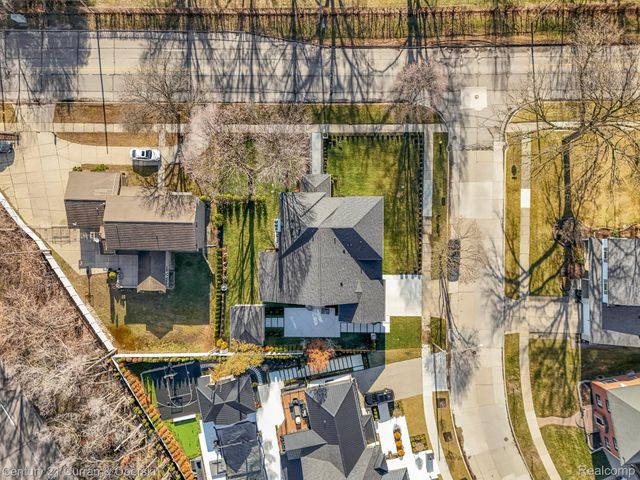 2211 Golfview Drive, Dearborn, MI 48128