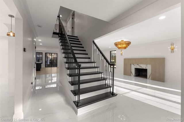 2211 Golfview Drive, Dearborn, MI 48128