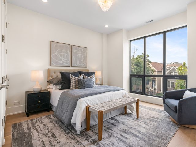 3041 N Leavitt Street, Chicago, IL 60618