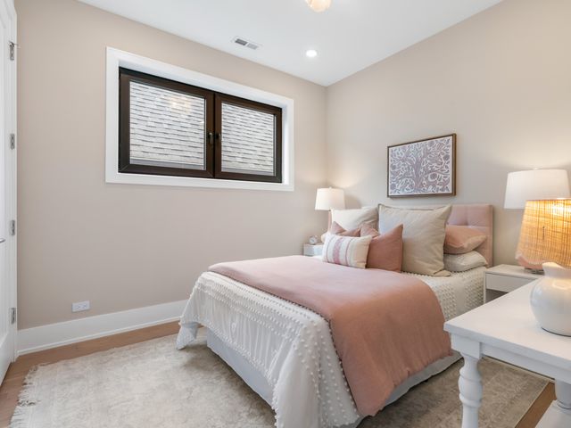 3041 N Leavitt Street, Chicago, IL 60618