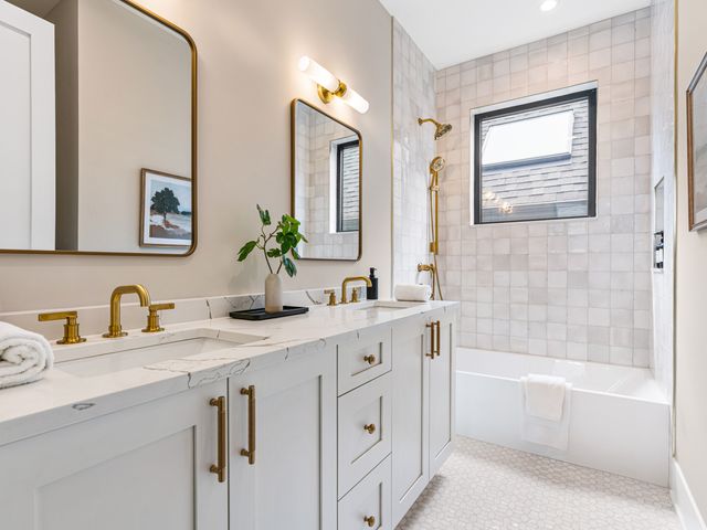 3041 N Leavitt Street, Chicago, IL 60618