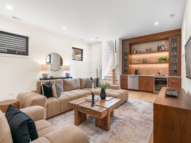 3041 N Leavitt Street, Chicago, IL 60618
