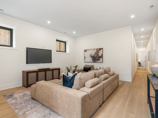 3041 N Leavitt Street, Chicago, IL 60618