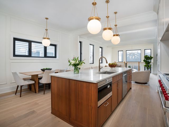 3041 N Leavitt Street, Chicago, IL 60618