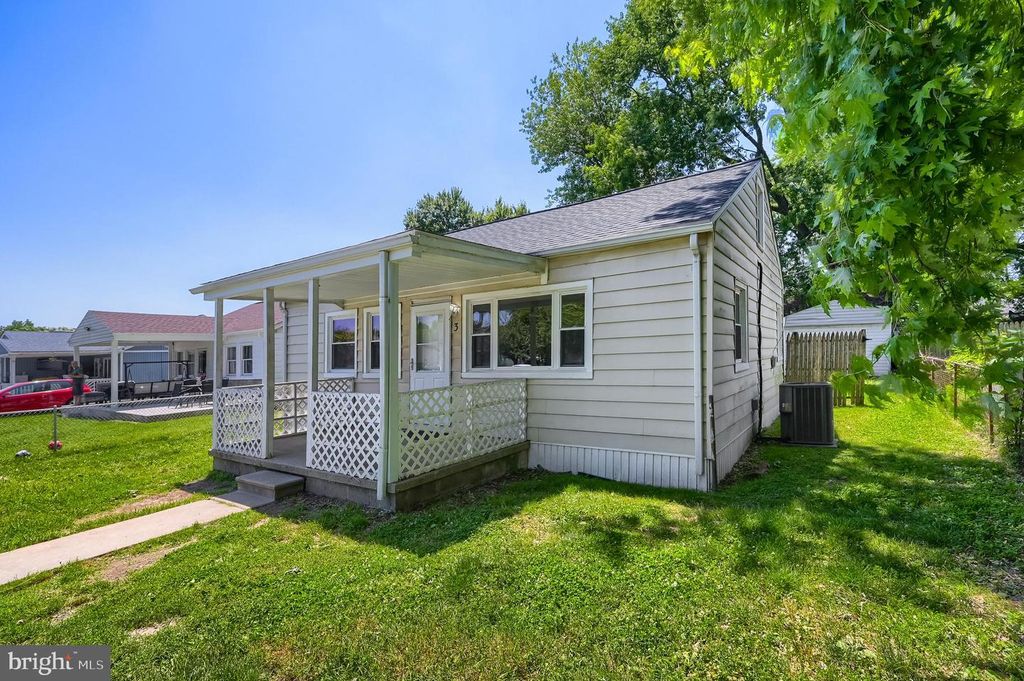 3 HONEYCOMB RD, Middle River, MD 21220
