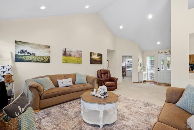 258 Circle Oaks Dr, Napa, CA 94558