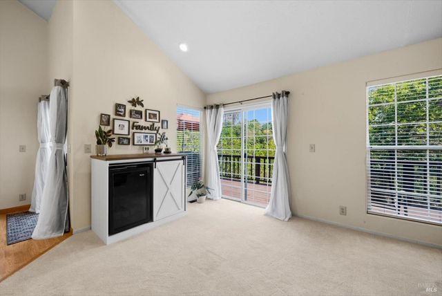 258 Circle Oaks Dr, Napa, CA 94558