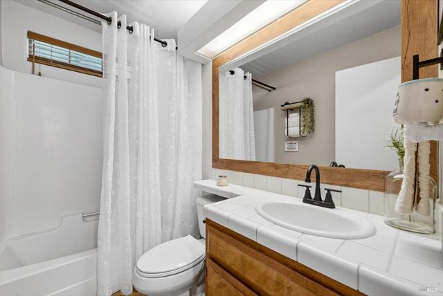 258 Circle Oaks Dr, Napa, CA 94558