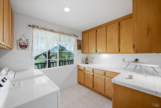 258 Circle Oaks Dr, Napa, CA 94558