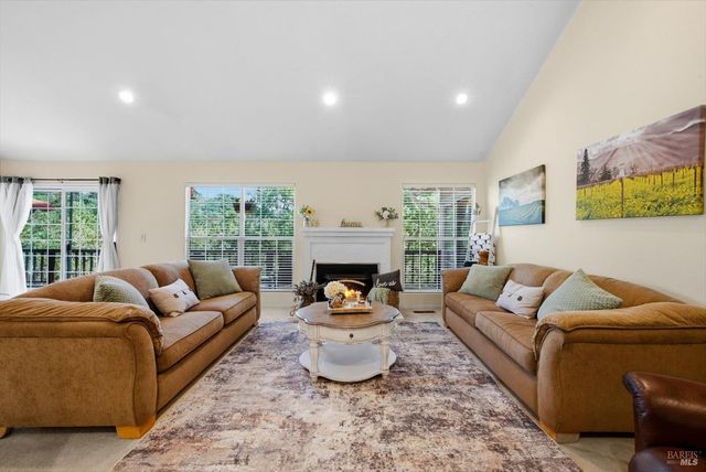 258 Circle Oaks Dr, Napa, CA 94558