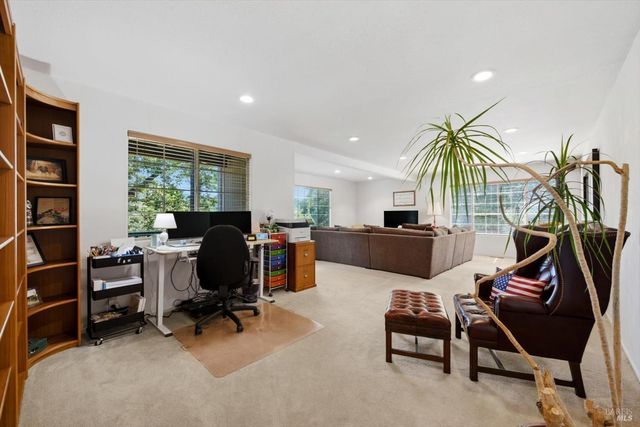 258 Circle Oaks Dr, Napa, CA 94558