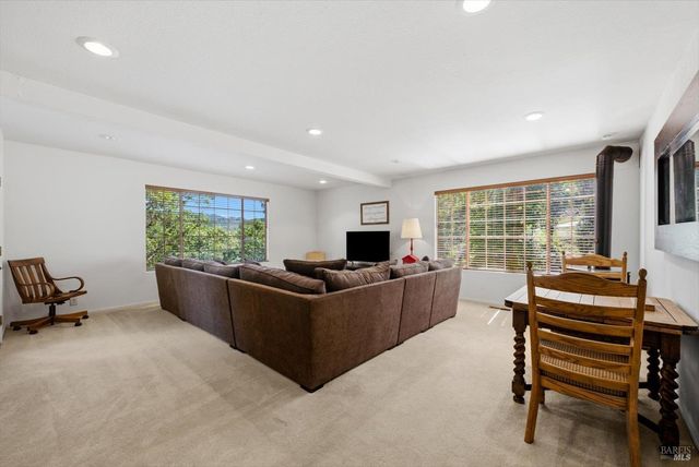 258 Circle Oaks Dr, Napa, CA 94558