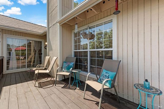 258 Circle Oaks Dr, Napa, CA 94558