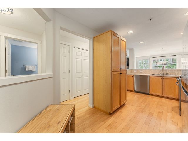 10731 Sw CANTERBURY Ln 103, Portland, OR 97224