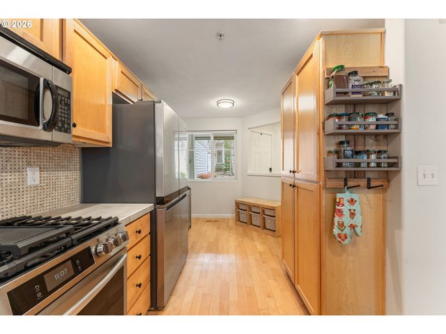 10731 Sw CANTERBURY Ln 103, Portland, OR 97224