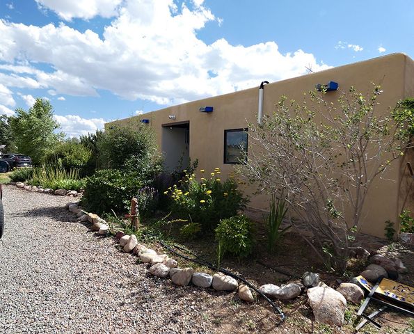 47A Camino Montoya, Santa Fe, NM 87507