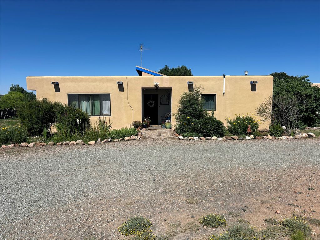 47A Camino Montoya, Santa Fe, NM 87507