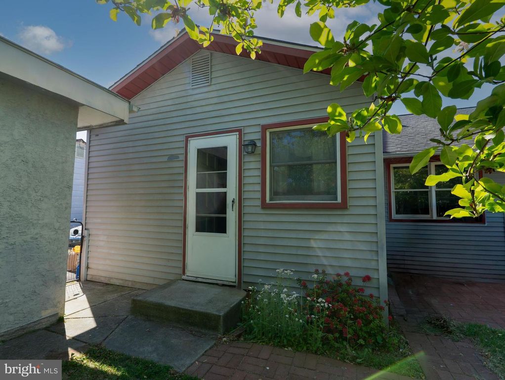 Image 8 of property listing at 24 CHARLES PL, Pennsville, NJ 08070